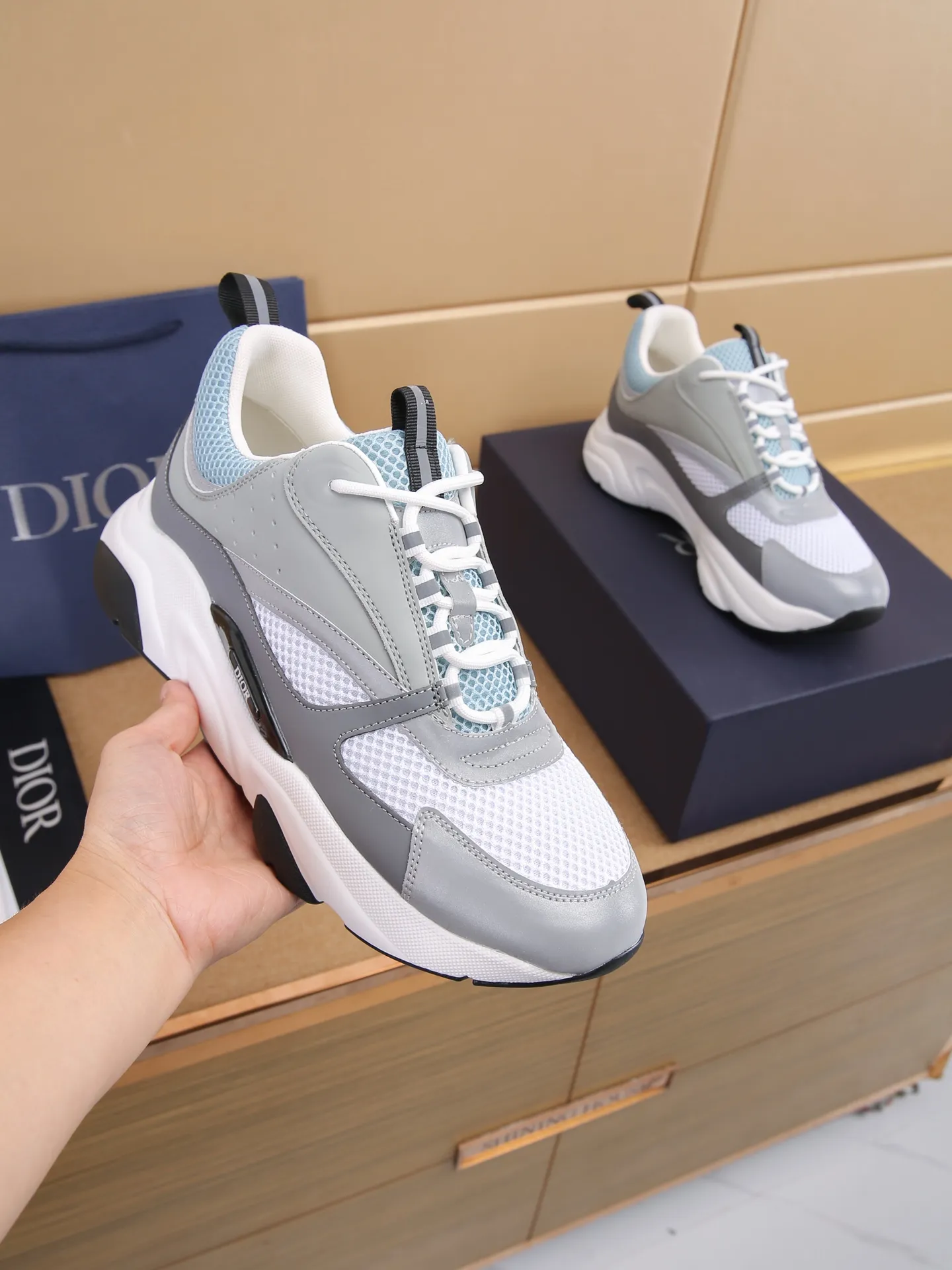 Factory price: 460💰Dior’s top version of D’s b22 men’s sports shoes. Inspired by retro running styles, the chunky low-top silhouette features gray calf leather and blue and white mesh fabric uppers, atop a black, white and blue engraved rubber sole. Nylon ribbon accents the blue mesh tongue and heel counter, and a "dio~" logo appears on the side. Pair it with a suit for a striking contrast and add a sportswear-chic edge to your look. The thick sole can be about 4cm~ Size: 38-45, [46, 47 customized]